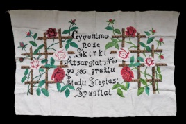 Objektas iš šeimos archyvo, apie 1950 m. Linas, siuvinėjimas,110 × 75 cm Objektas iš šeimos archyvo, apie 1950 m. Linas, siuvinėjimas,110 × 75 cm